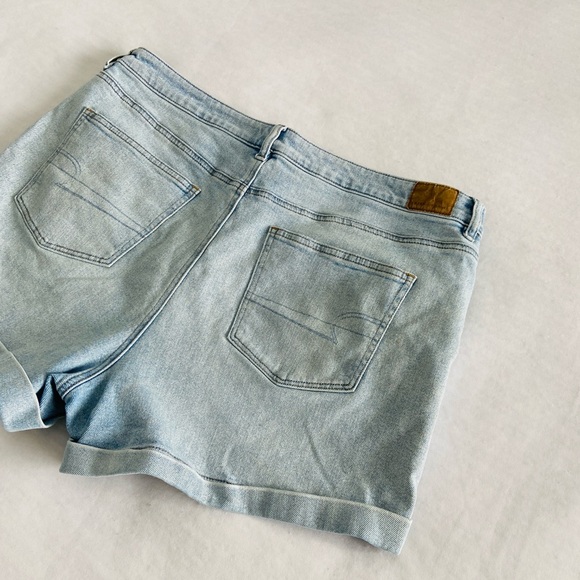 American Eagle “Mom Short” Stretch Size 18 Light Wash / Cuffed / Summer / Cuffed - Picture 5 of 12